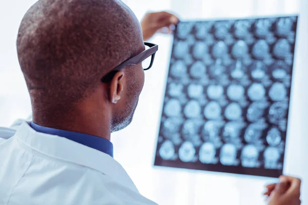 Retrato de un médico profesional serio con una imagen de rayos X — Foto de Stock