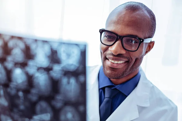Portret van een mooie professionele mannelijke arts — Stockfoto