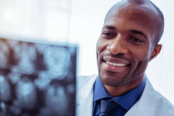 Retrato de um feliz sorridente médico masculino — Fotografia de Stock