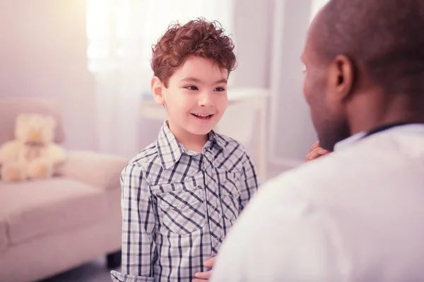 Positivo buen chico sonriendo al médico — Foto de Stock