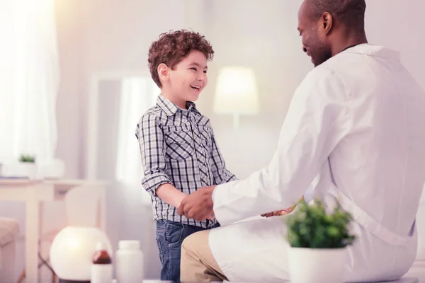 Vrolijke aardige jongen in een positieve stemming — Stockfoto