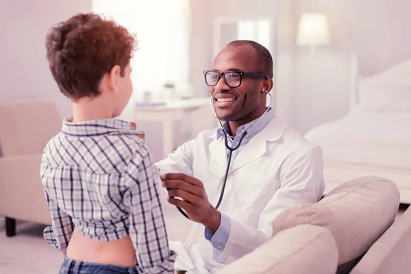 Vrolijke positieve man aan het werk met zijn patiënt — Stockfoto