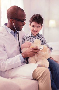 Neşeli pozitif Doktor kabarık bir oyuncak tedavi