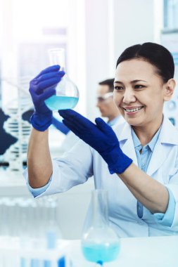 Başarılı bir deneme yapmak mutlu pozitif kadın