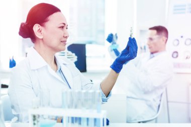 Bilimsel bir araştırma yaparken hoş akıllı kadın