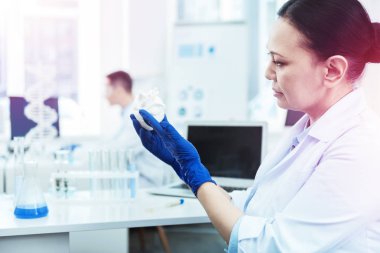 Bir kalp modeli holding ciddi profesyonel biyolog