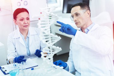 Güzel yetişkin adam Dna modeli işaret