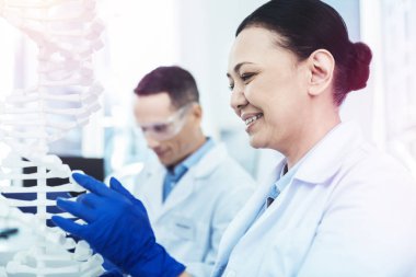 Neşeli mutlu kadın Dna modeli arıyorum