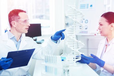 Dna modeli işaret ciddi genç adam