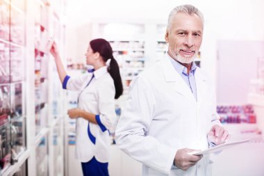 Profesyonel kimyagerler aktif olarak çalışan modern bir eczane