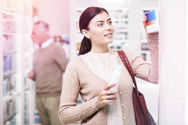 Raf reçete alarak meraklı alıcı