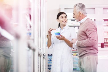 Baktılar istemci eczacısı ilaçlara ile danışmanlık