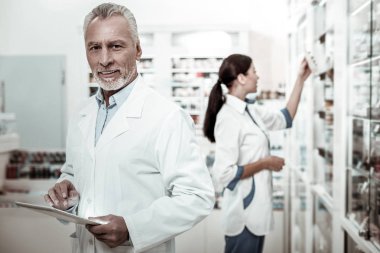 Sakallı olgun ilk satır eczacı sıkı çalışmak ise neşeli hissediyorum