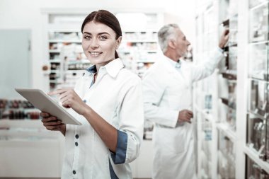 Kadın eczacı mavi gözlü beyaz önlük duygu neşeli giyen gülen