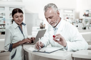 Check-up tıp aralığının onların eczanede yapma iki profesyonel Eczacılar