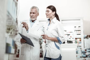 Bazı bilgi çalışan açıklayan eczane Olgun deneyimli sahibi