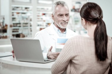 Sakallı eczacı müvekkilinin için öneriler vermekte ilgili duygu