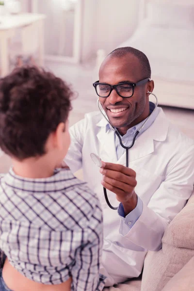 Feliz afro-americano sonriendo al chico — Foto de Stock