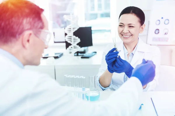 Mulher alegre positiva trabalhando no laboratório — Fotografia de Stock