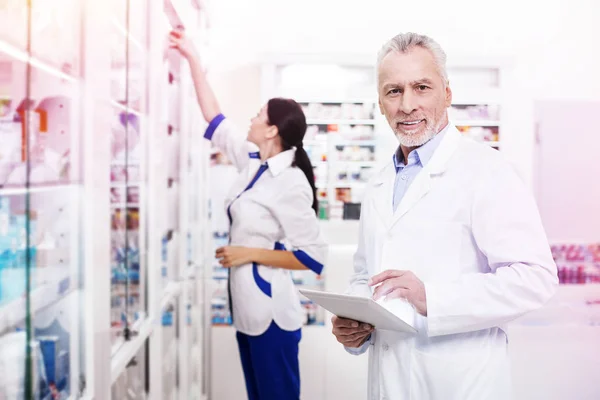Les pharmaciens vérifient et distribuent l'approvisionnement en médicaments frais — Photo