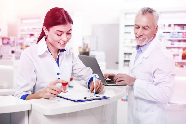 Farmacéutico Revisando Medicamentos Farmacéutica Mujer Trabajadora Que Revisa Los Medicamentos —  Fotos de Stock