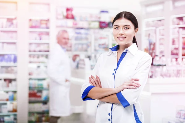 Positiv apotekare med korsade händer väntar på kunder — Stockfoto
