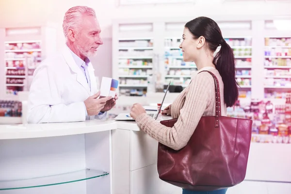Mostrando Farmacia Farmacéutico Sonriente Mostrando Caja Con Medicina Cliente Curioso —  Fotos de Stock