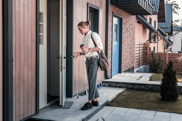 İş çıkışı evine girerken tuşu tutmakta şık iş adamı