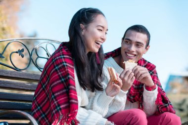 Eşine dinleme memnun Asya öğrenci