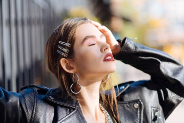 Genç en iyi model cite sokak stil dergisi için poz