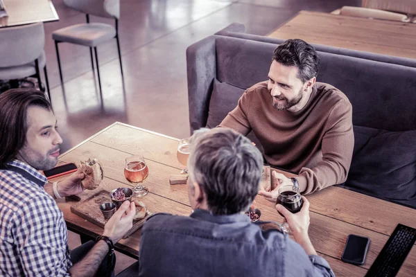 Positivo encantado jovens homens falando sobre esposas — Fotografia de Stock