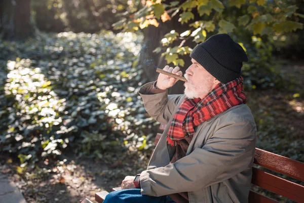 Piacevole uomo anziano pensando alla sua vita — Foto Stock
