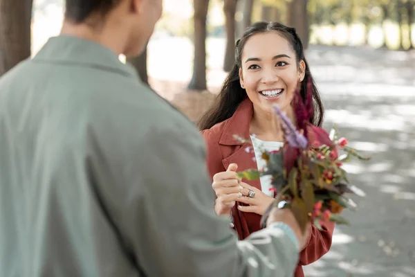 Positiv erfreute weibliche Person, die ihren Partner betrachtet — Stockfoto