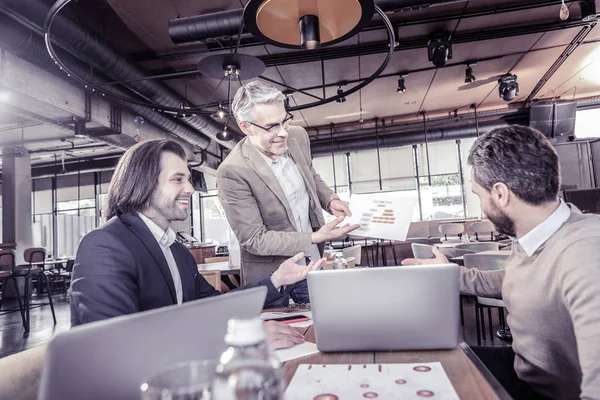 Hombre alegre demostrando su trabajo en el proyecto — Foto de Stock