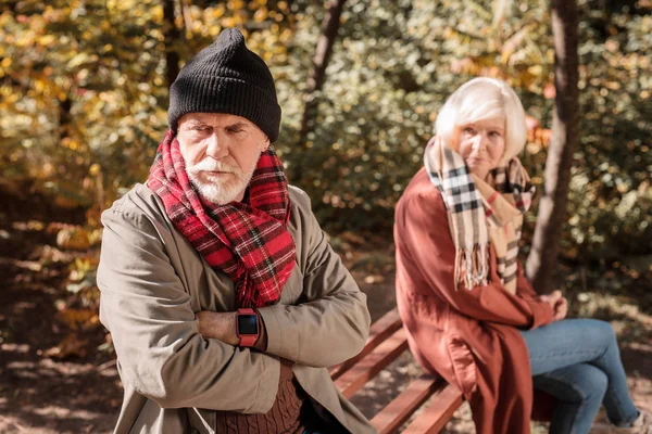 Olycklig åldern man vänder sig bort från sin fru — Stockfoto