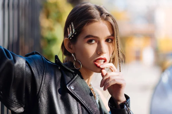 Modelo de foto de moda con camisa caqui y chaqueta de cuero —  Fotos de Stock