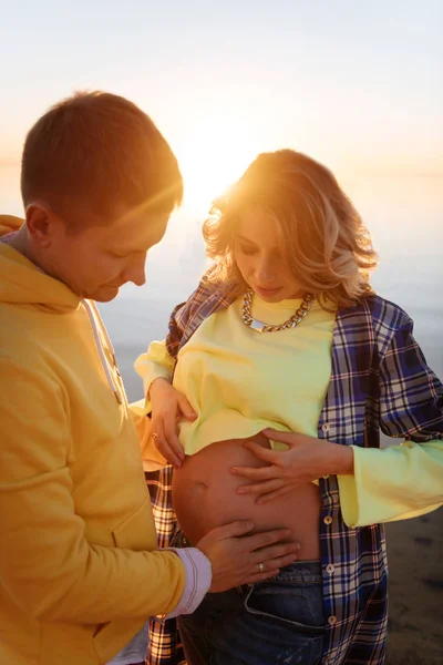 Ung familj känsla glad väntar barn — Stockfoto