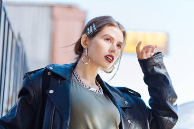 Hafif pembe göz tonları ve parlak dudaklar çekici moda model