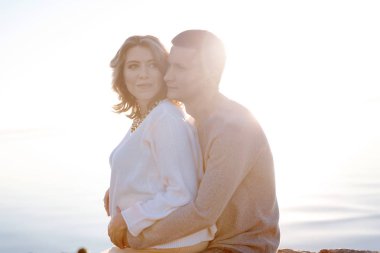 Genç çift ilk bebek bekliyor sarılma