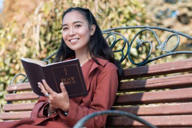 Kameraya bakan mutlu genç bir bayan.