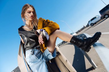 Genç kot şort ünlü dergi poz için çalışma modeli