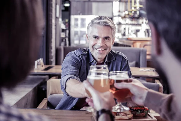Primer plano de hombre alegre que relajarse en el pub — Foto de Stock