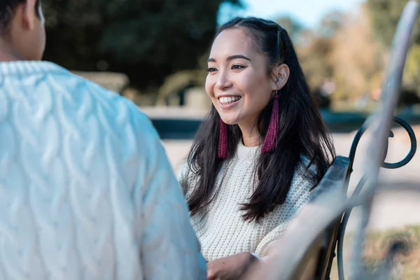 亲切的黑发年轻女子有愉快的谈话 — 图库照片