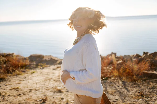 Kiadások a napos szabadtéri vidám terhes nő — Stock Fotó