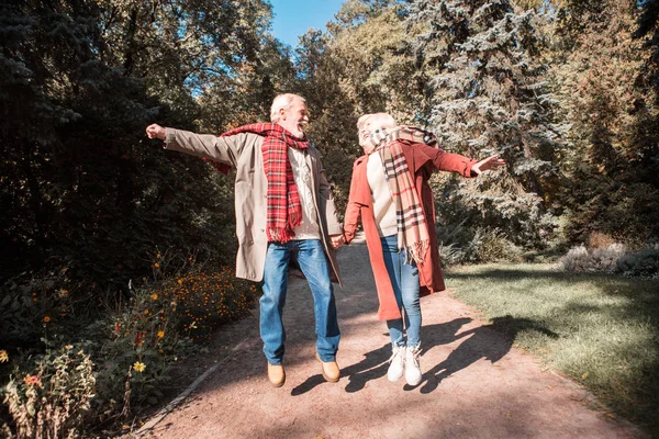 Fröhliche, glückliche Freunde, die zusammen einen tollen Spaziergang machen — Stockfoto