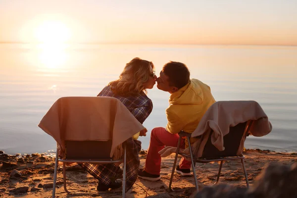 Unga par har ett datum på solnedgången — Stockfoto