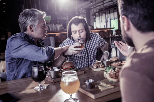 Üzgün erkek kişi bira içmek çalışıyor — Stok fotoğraf
