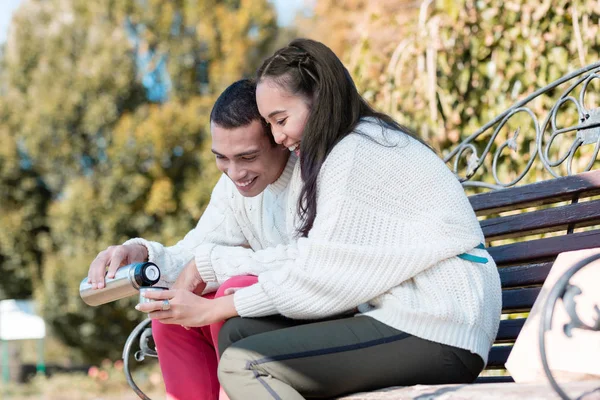 Joyful young people having picnic in park — Stock Photo, Image