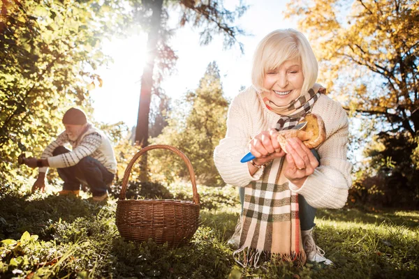 Glad trevlig kvinna sitter nära korgen — Stockfoto