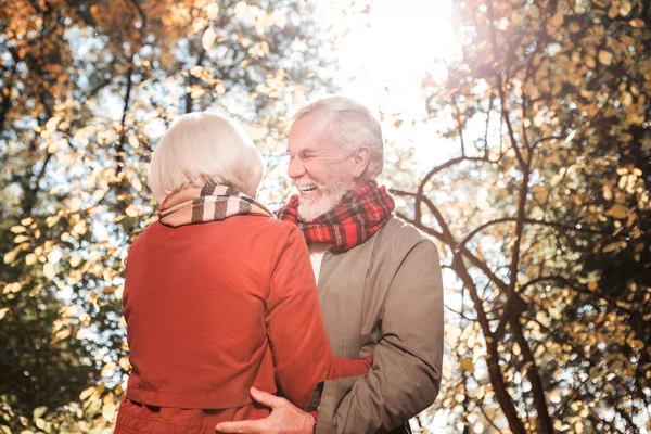 Positiv glad man som stod med sin älskade kvinna — Stockfoto